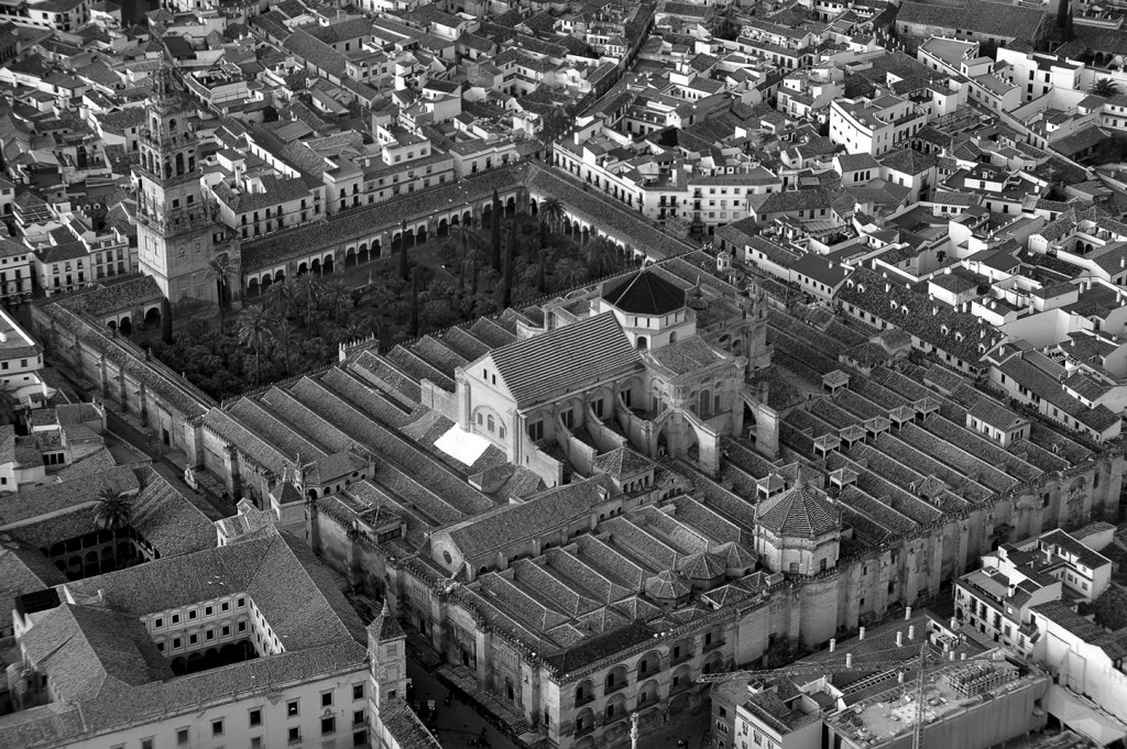 Wybudowana w XVI wieku katedra przebija dach dawnego Wielkiego Meczetu w Kordobie, który zaczął powstawać w 785 roku. W XIII wieku meczet został przekształcony w świątynię rzymskokatolicką. (fot. t. castillo quero/wikimedia commons cc by-sa 2.0)